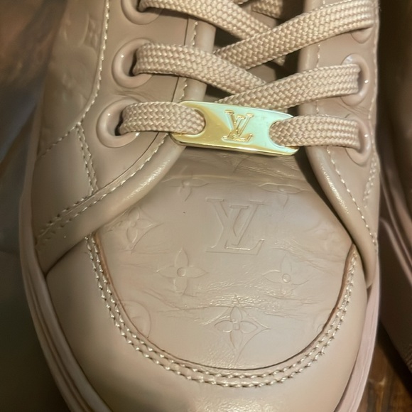 Pre loved excellent condition LV sneaker - Picture 2 of 5